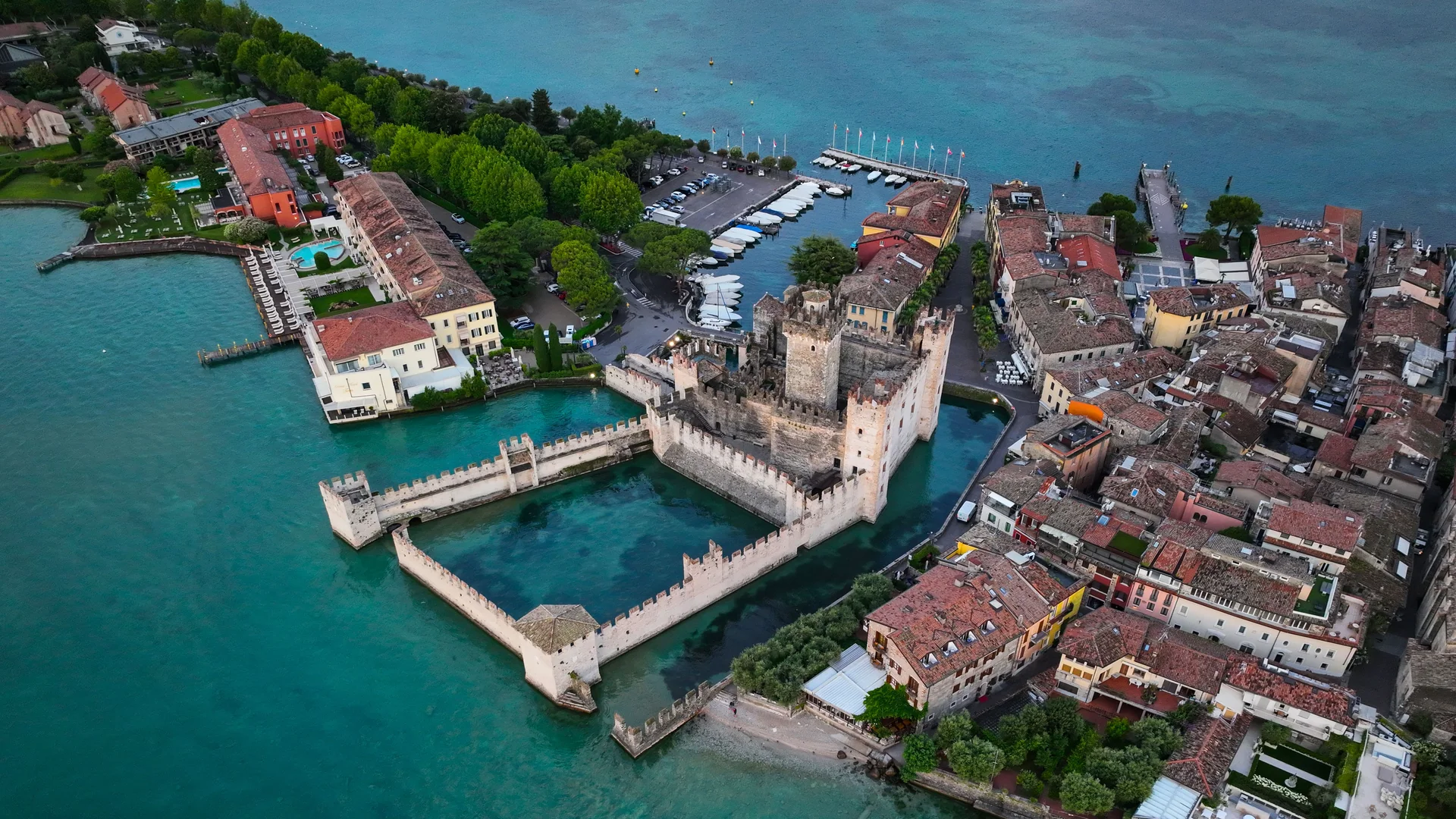 Letecký pohled na hrad Scaliger s vodním příkopem na špičce poloostrova Sirmione na Gardském jezeře